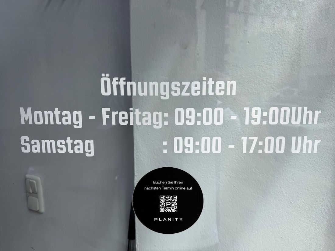 Öffnungszeiten und Planity-QR-Code an der Schaufensterscheibe